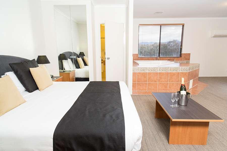Alpha Hotel Canberra Room photo